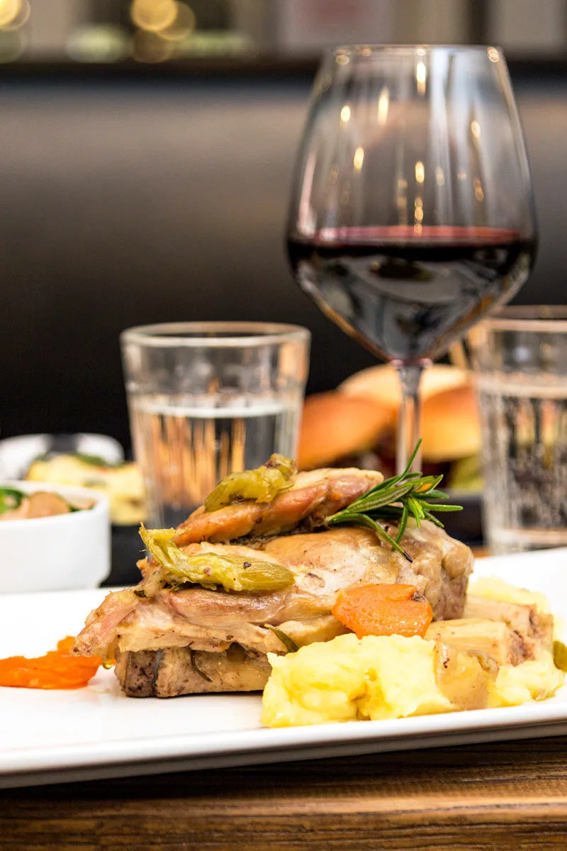 cena con secondo e vino rosso