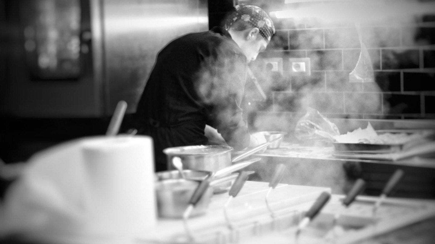 il cuoco che prepara la cena