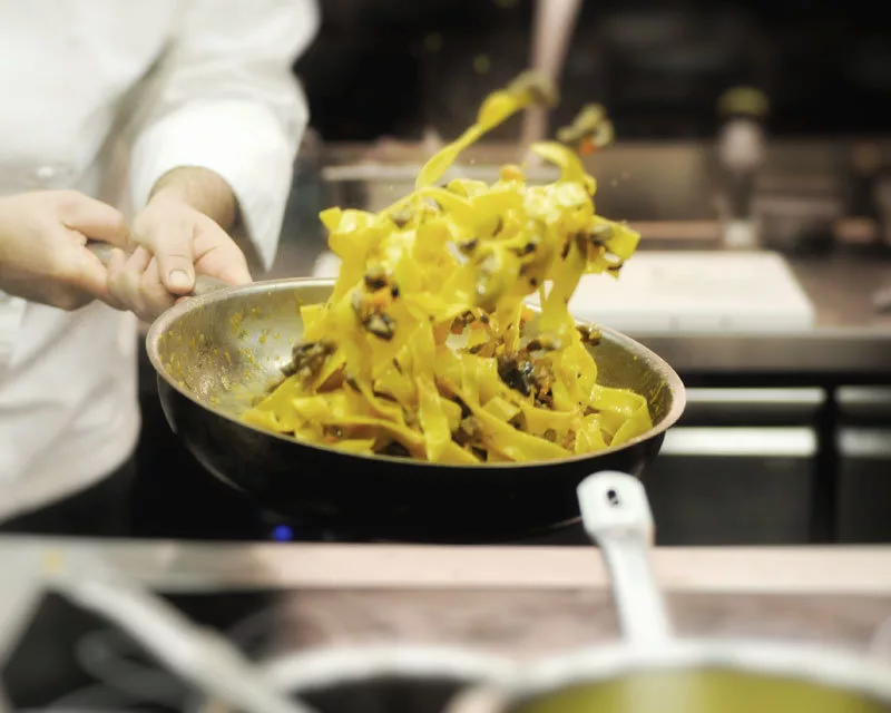spadellamento di fettuccine