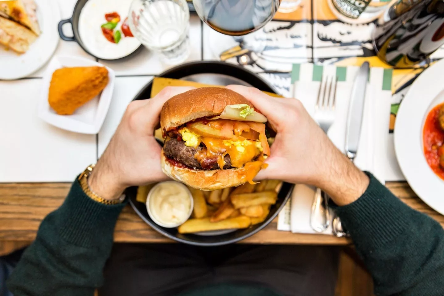 cena con hamburger