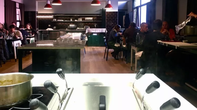 cena tra amici nella sala