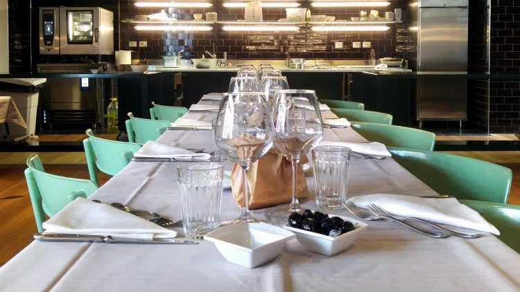 tavolo centrale per la cena evento