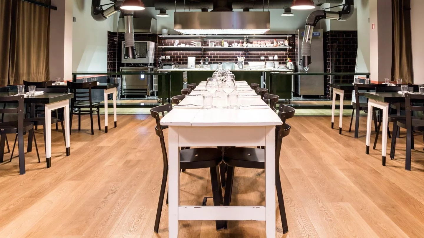 sala location per feste e eventi con tavolo sociale